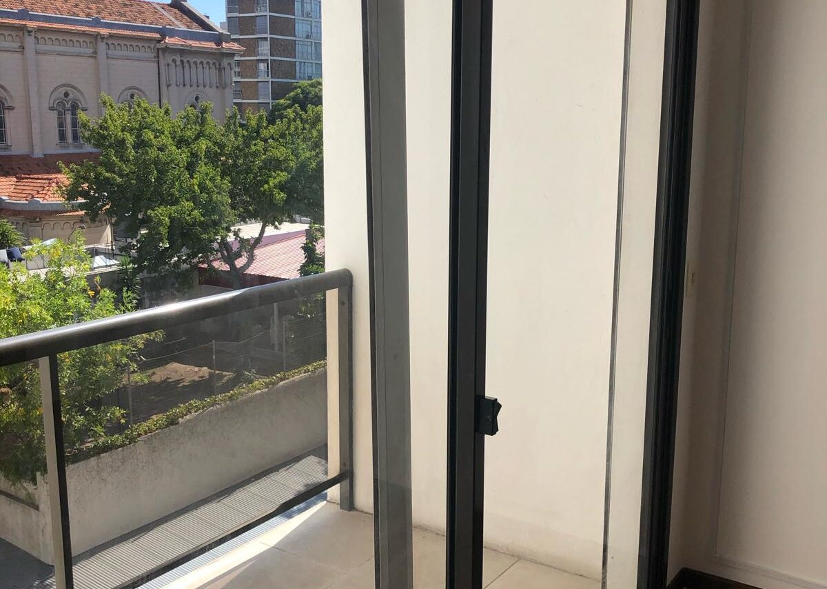 Formulario de contacto con asesor inmobiliario en Uruguay