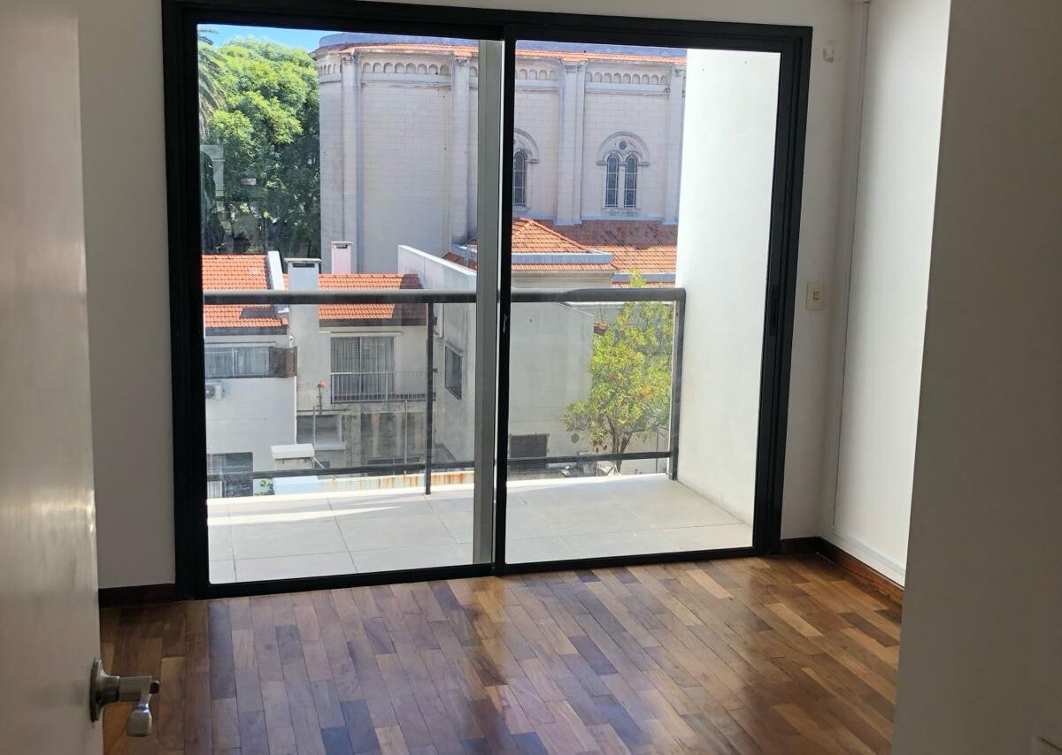 Equipo de Factor Casa brindando asesoramiento inmobiliario