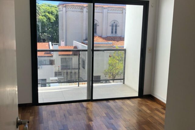 Equipo de Factor Casa brindando asesoramiento inmobiliario