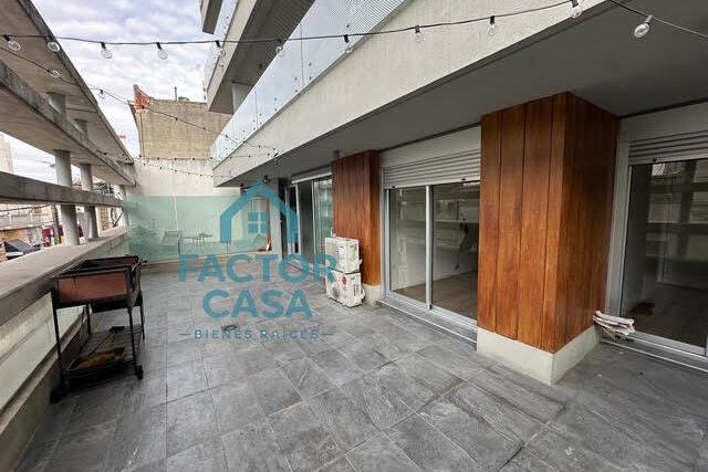 Apartamento en alquiler en Carlos Roxlo con 2 dormitorios, garage y gran terraza con parrillero